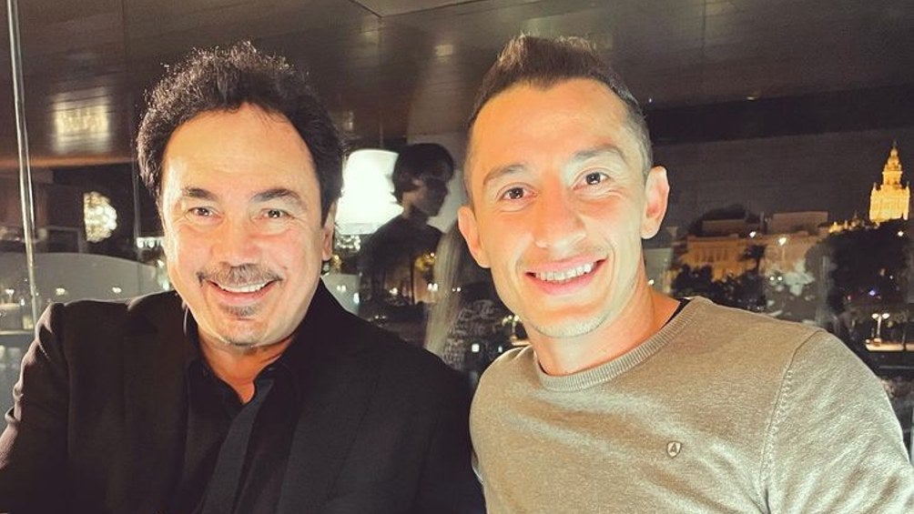 Hugo Sánchez junto a Andrés Guardado en un restaurante de Sevilla