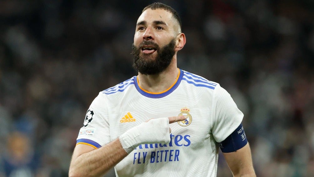 Karim Benzema festejando gol del Real Madrid ante el París Saint-Germain