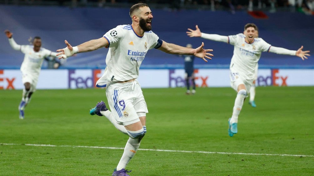 Karim Benzema festejando gol del Real Madrid ante el París Saint-Germain