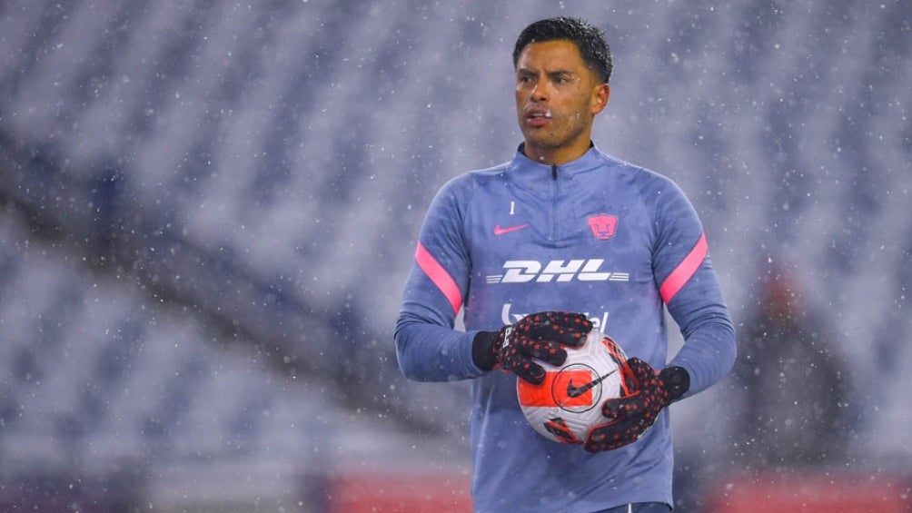 Alfredo Talavera en el calentamiento previo al partido 