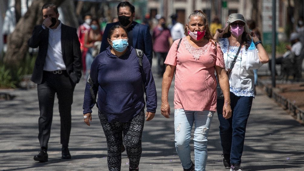 Personas con cubrebocas en el Zócalo 