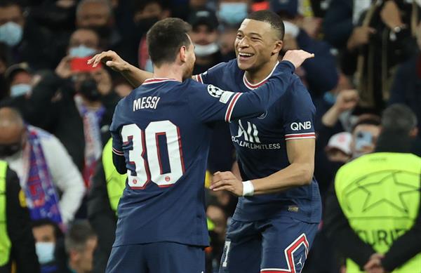 Messi festeja Kylian Mbappé