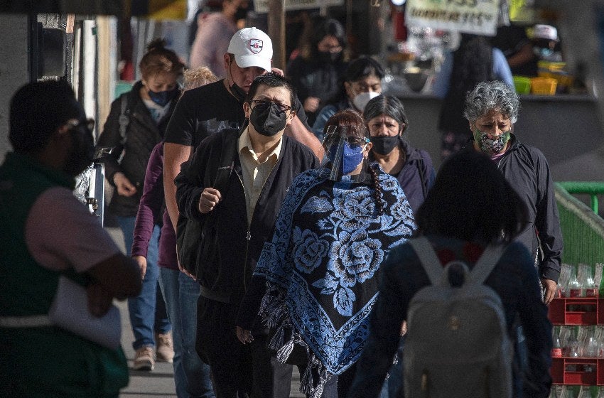 Personas con cubrebocas en el Zócalo 