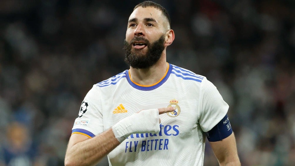 Karim Benzema festejando gol del Real Madrid ante el París Saint-Germain