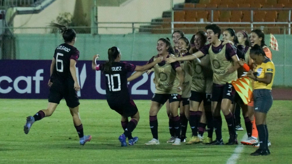 Anette Vázquez celebrando su gol de la victoria 