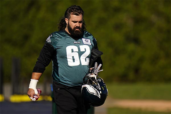  Jason Kelce en una práctica con Eagles