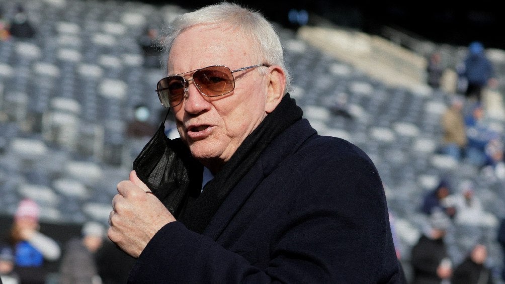 Jerry Jones presente en un partido de los Dallas Cowboys en la NFL