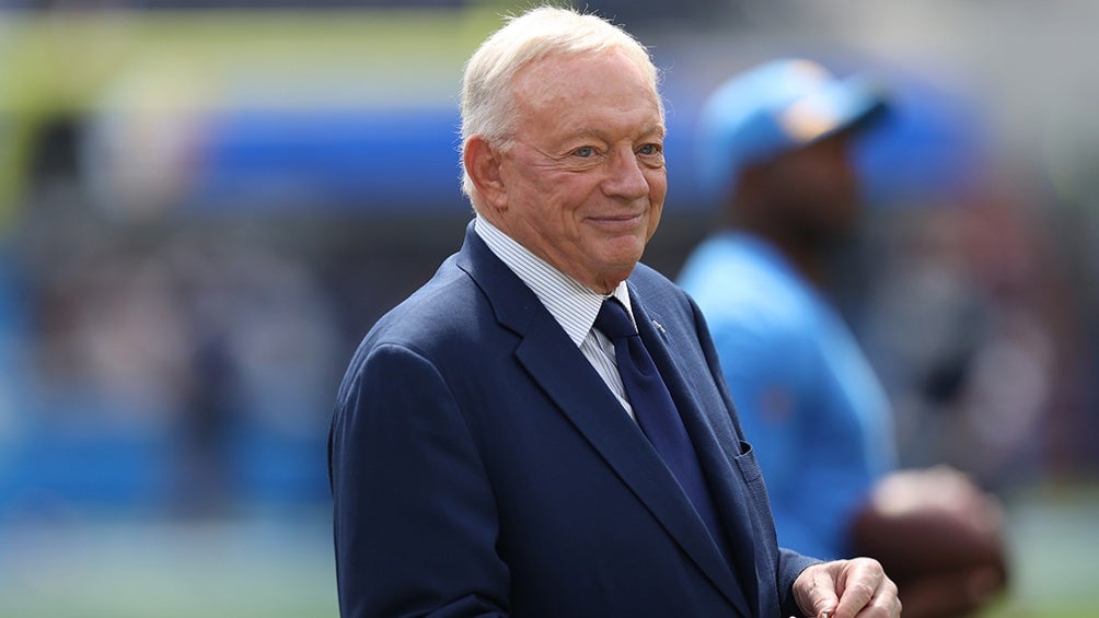 Jerry Jones presente en un partido de los Dallas Cowboys en la NFL