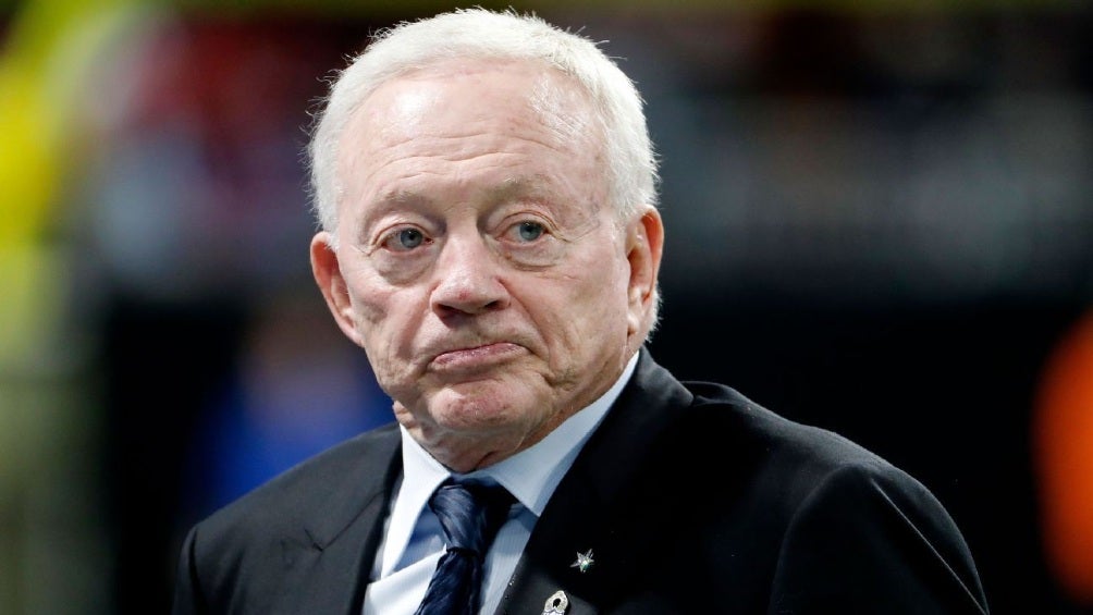 Jerry Jones presente en un partido de los Dallas Cowboys en la NFL