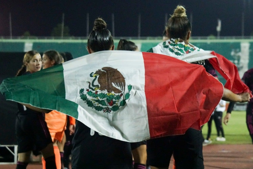 Futbolistas mexicanas celebrando el triunfo y el pase al Mundial 