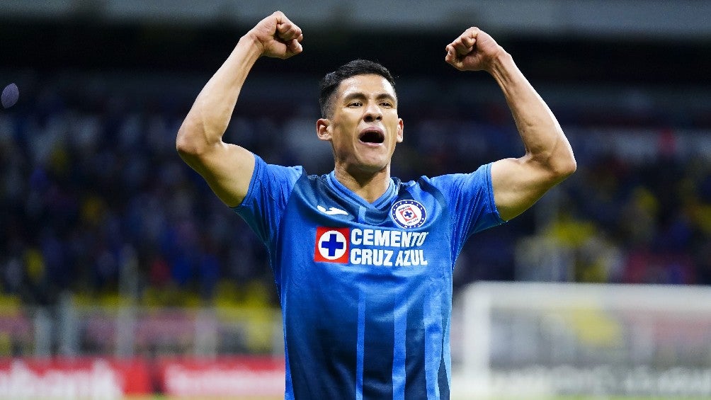 Uriel Antuna festejando gol con Cruz Azul en la Concachampions