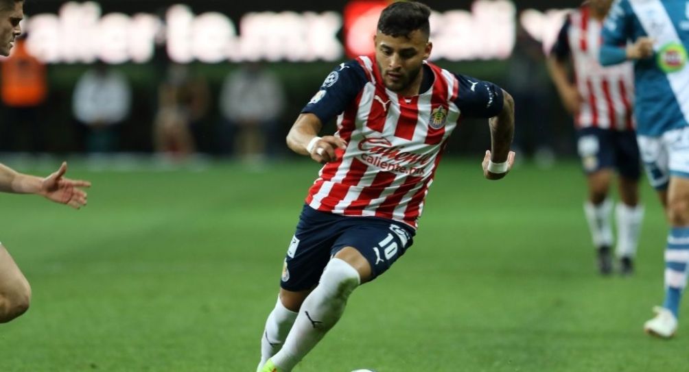 Alexis Vega en un partido de Chivas