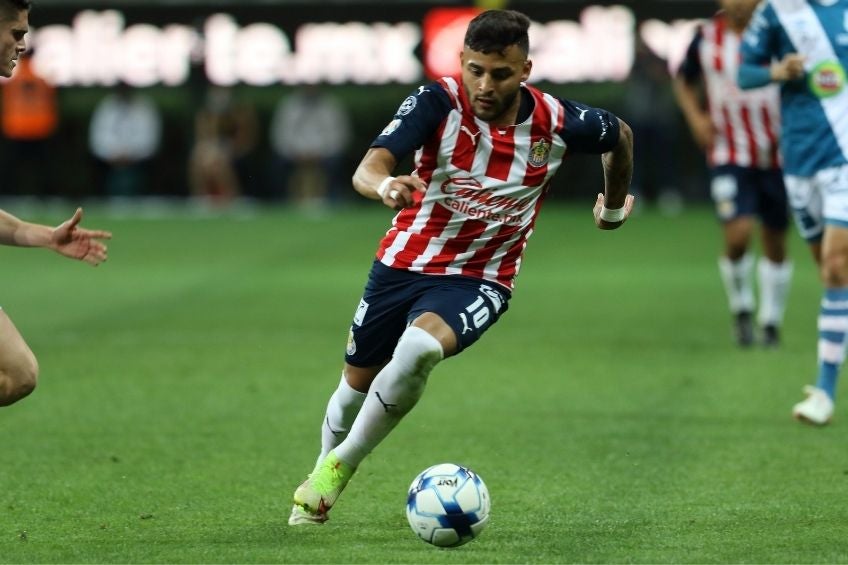 Alexis Vega durante un partido de Chivas