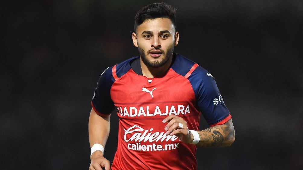 Alexis Vega jugando partido de la Liga MX con Chivas