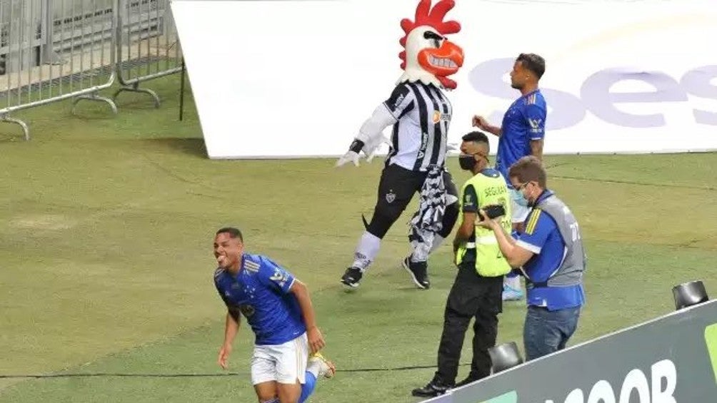 El Galo Doido persiguiendo y encarando a jugadores de Cruzeiro