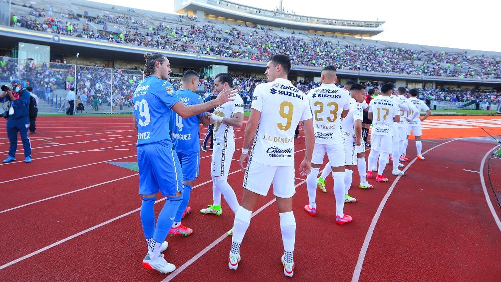 Jugadores de Cruz Azul y Pumas previo a un partido en CU