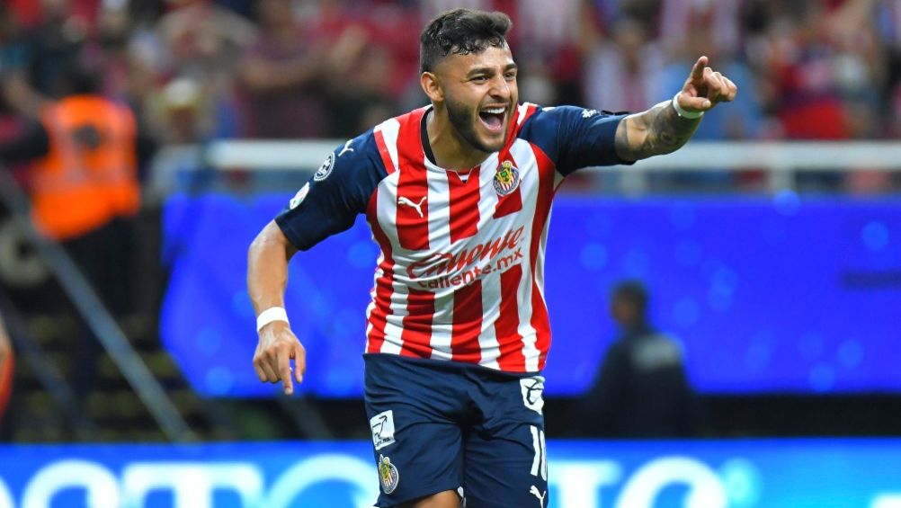 Alexis Vega en un partido de las Chivas