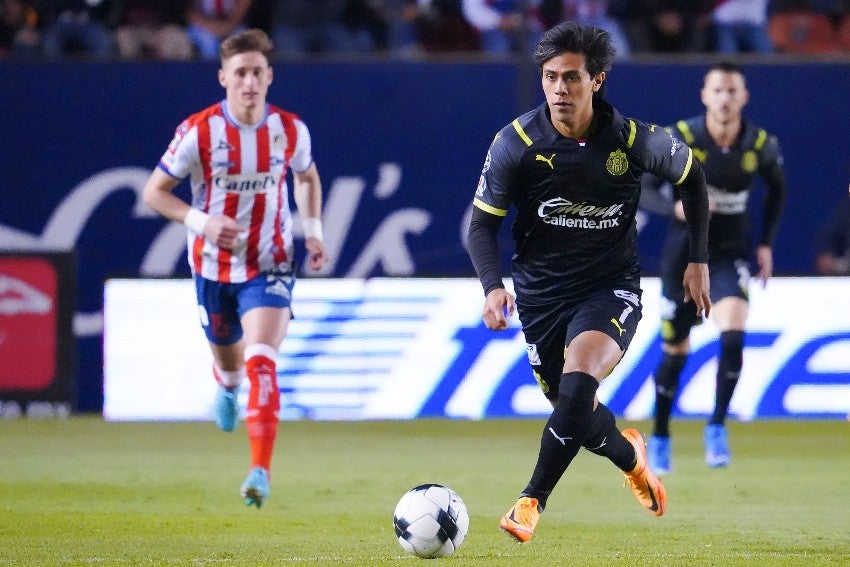 JJ Macías en un partido con las Chivas