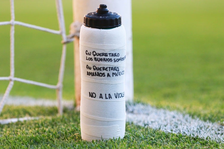 Mensaje de Aguerre en su botella de agua