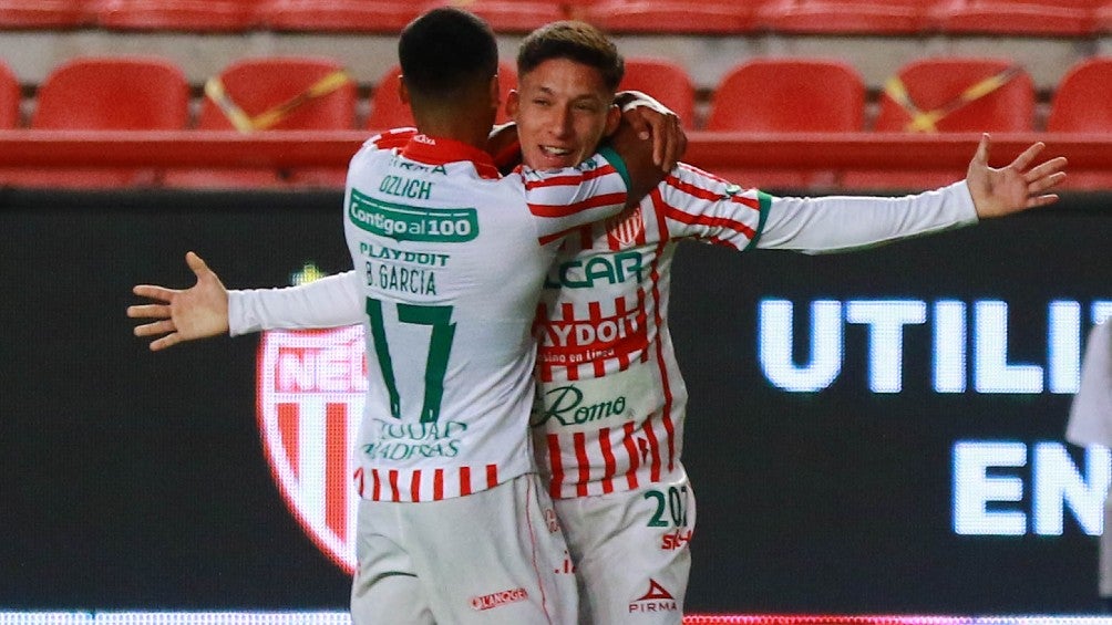 Heriberto Jurado celebra su primer tanto en Primera División con Necaxa