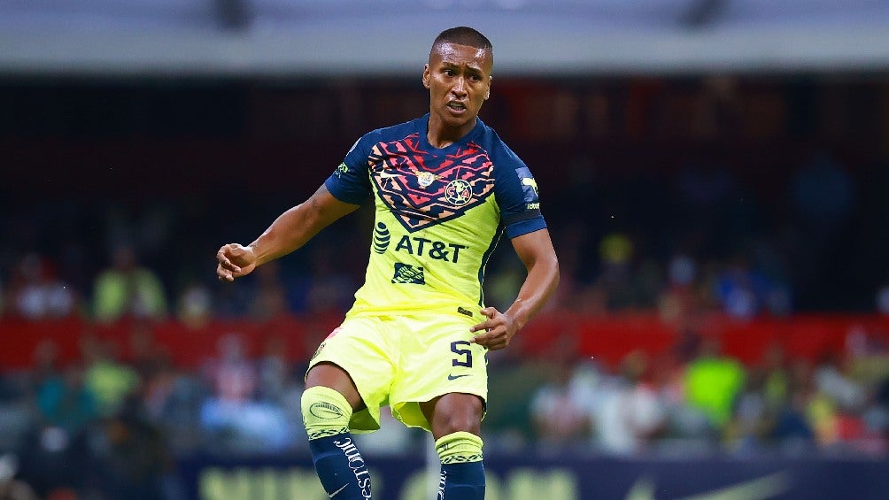 Pedro Aquino jugando partido de la Liga MX con el América