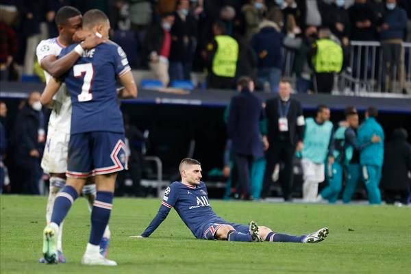 Jugadores del PSG reaccionan tras ser eliminados por el Real Madrid en Champions