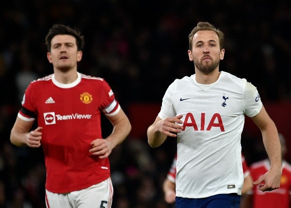 Harry Maguire del United detrás de Harry Kane del Tottenham