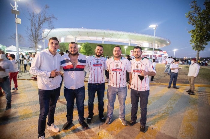 Grupo de aficionados vestidos de blanco