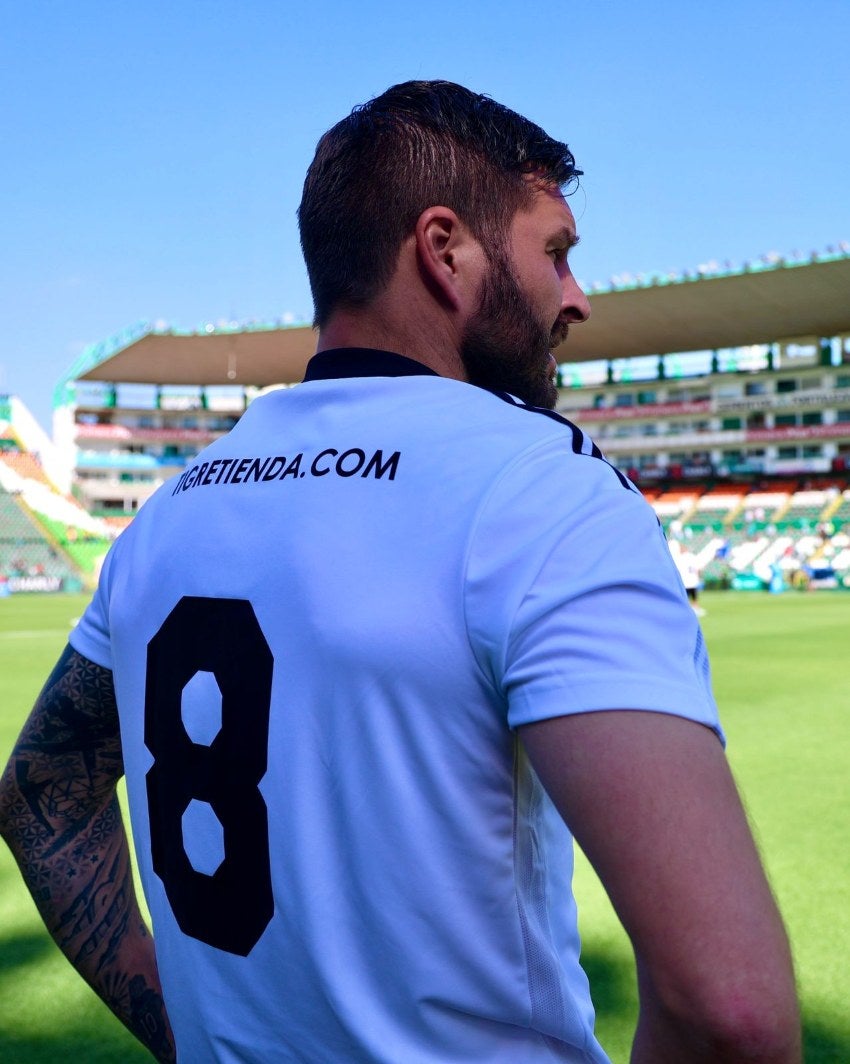 Gignac con la playera en homenaje a Tomás Boy 