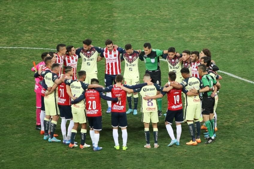 Jugadores se abrazan al centro del campo