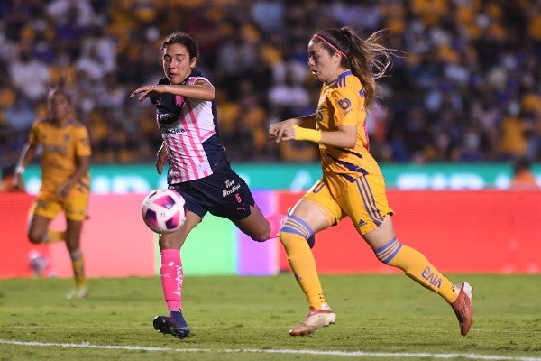 Katty Martínez con Tigres en el Clásico Regio