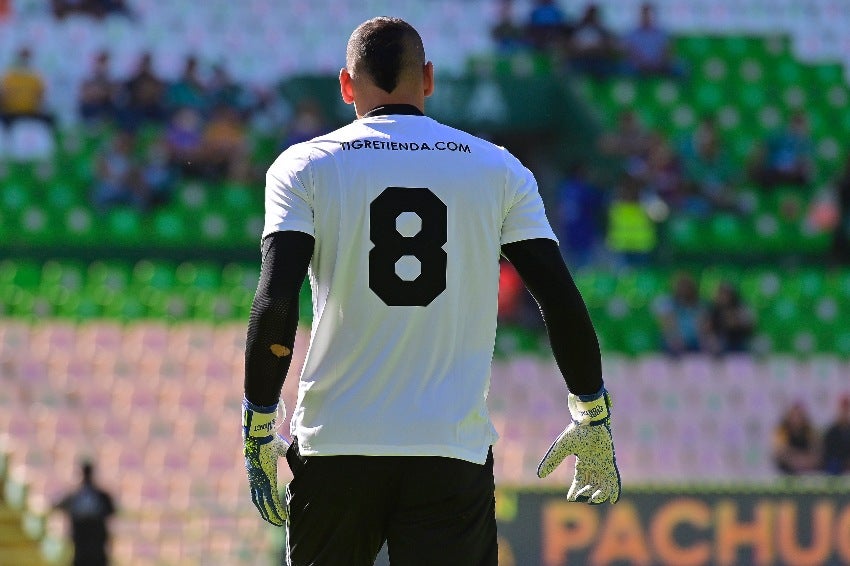 Nahuel Guzmán portando la playera de homenaje a Tomás Boy