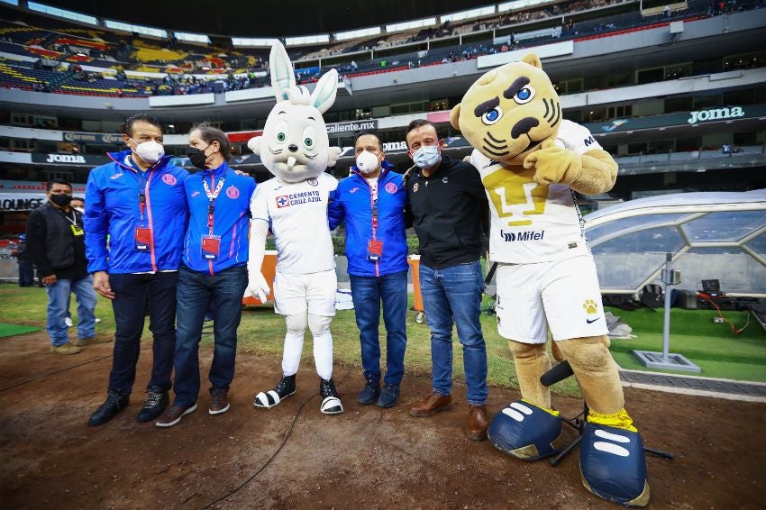 Mikel Arriola, directivos de Cruz Azul y las botargas de la Máquina y de Pumas