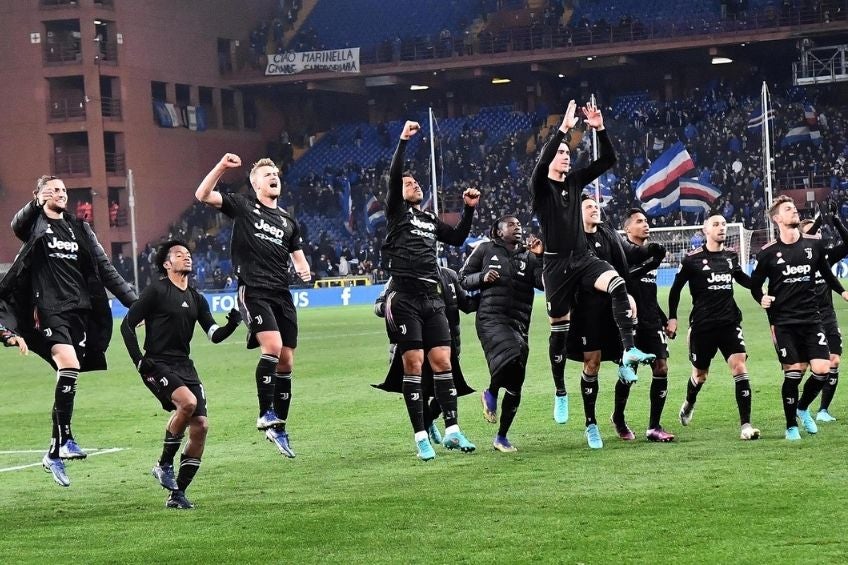 Jugadores de Juventus agradeciendo a la afición