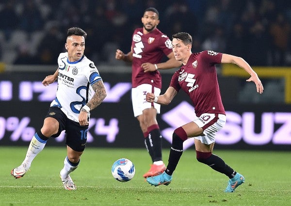 Lautaro Martínez en acción contra el Torino