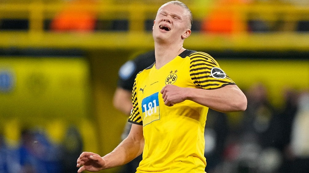 Erling Haaland reacciona durante partido con el Borussia Dortmund