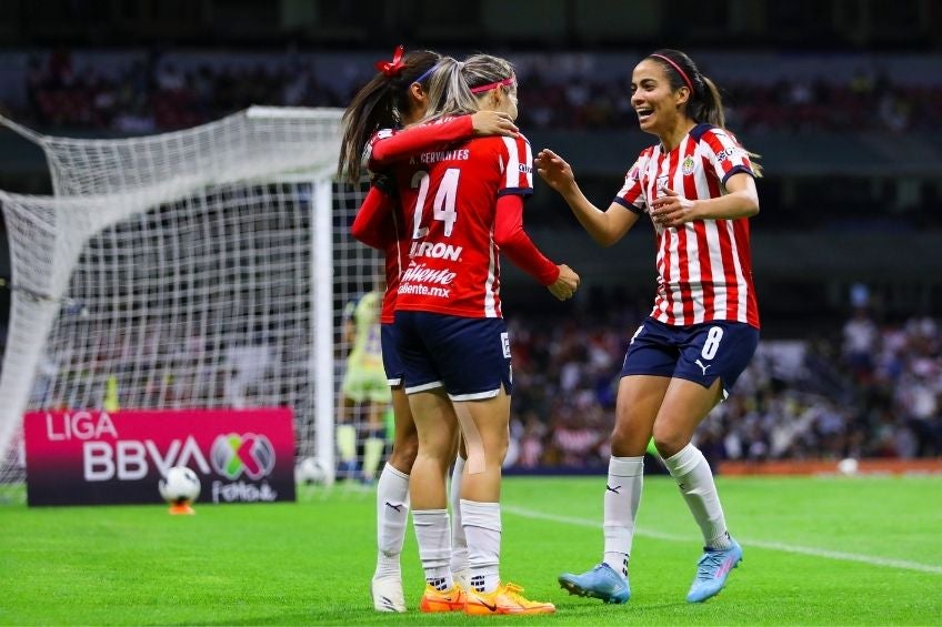 Jugadoras de Chivas celebrando un gol