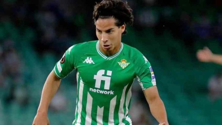 Diego Lainez en juego con el Betis