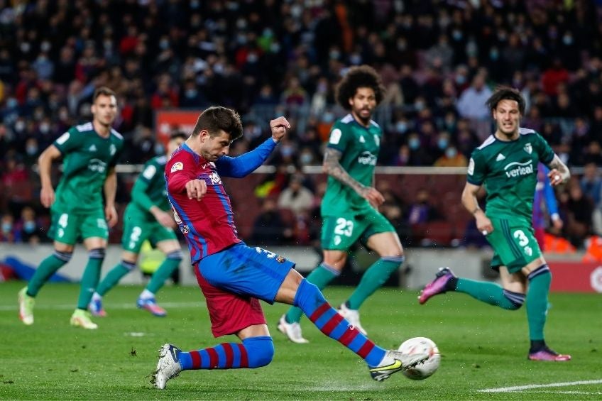 Piqué durante un partido del Barcelona