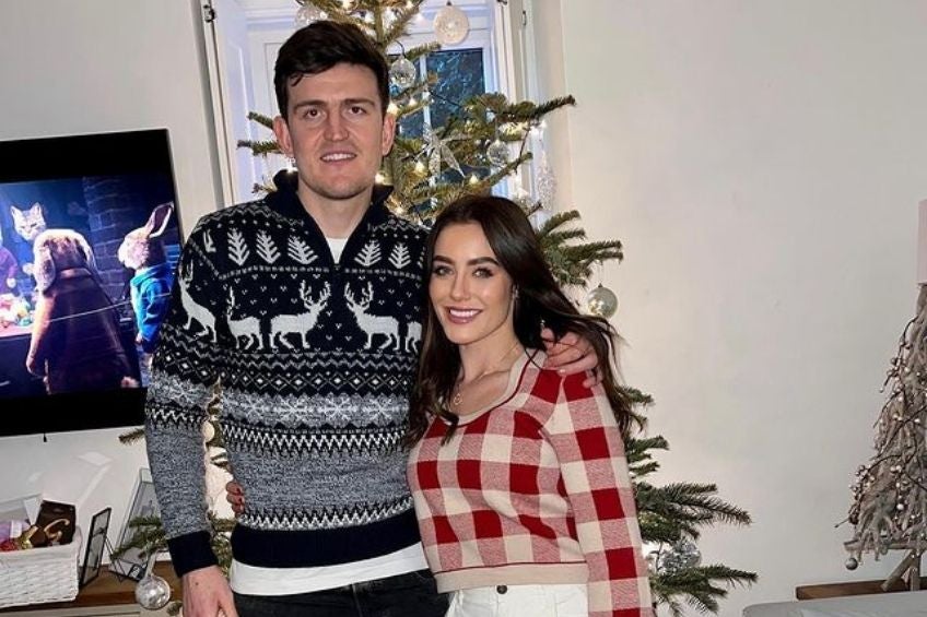 Harry Maguire junto a su pareja