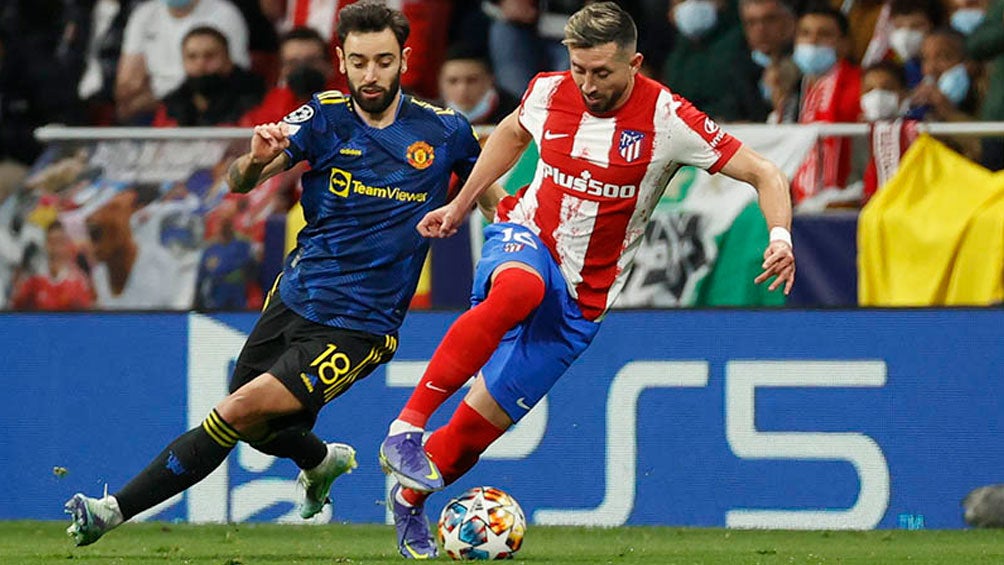 Héctor Herrera durante un duelo con el Atlético 