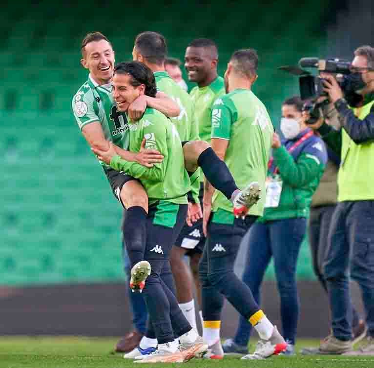 Andrés Guardado y Diego Lainz, jugadores del Betis celebrando victoria 