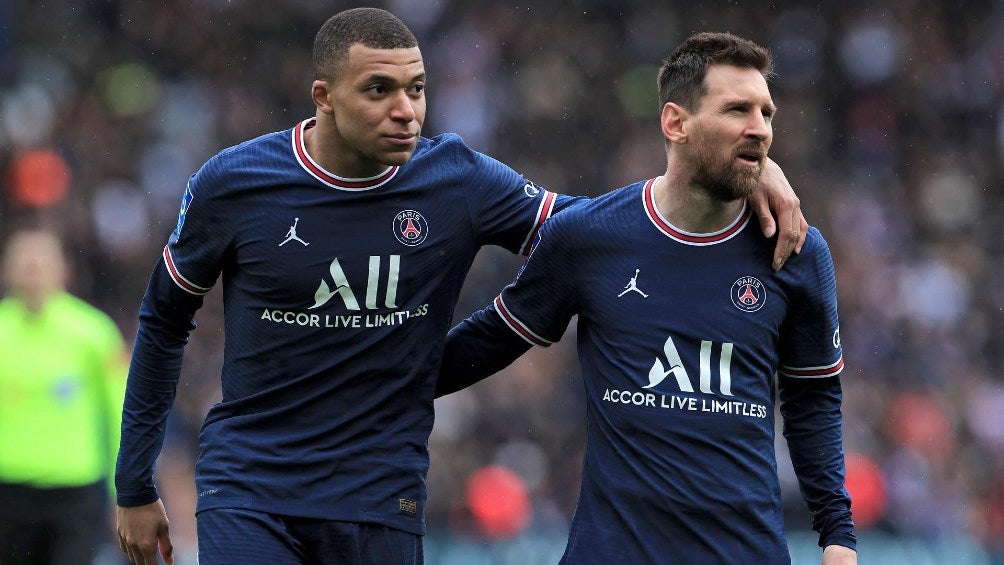 Kylian Mbappé junto a Messi durante partido de Ligue 1 ante Burdeos