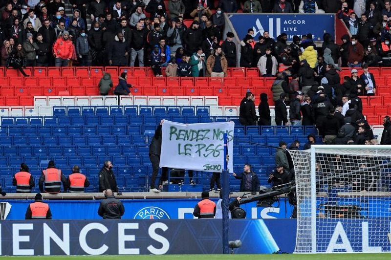 Aficionados molestos en partido del PSG