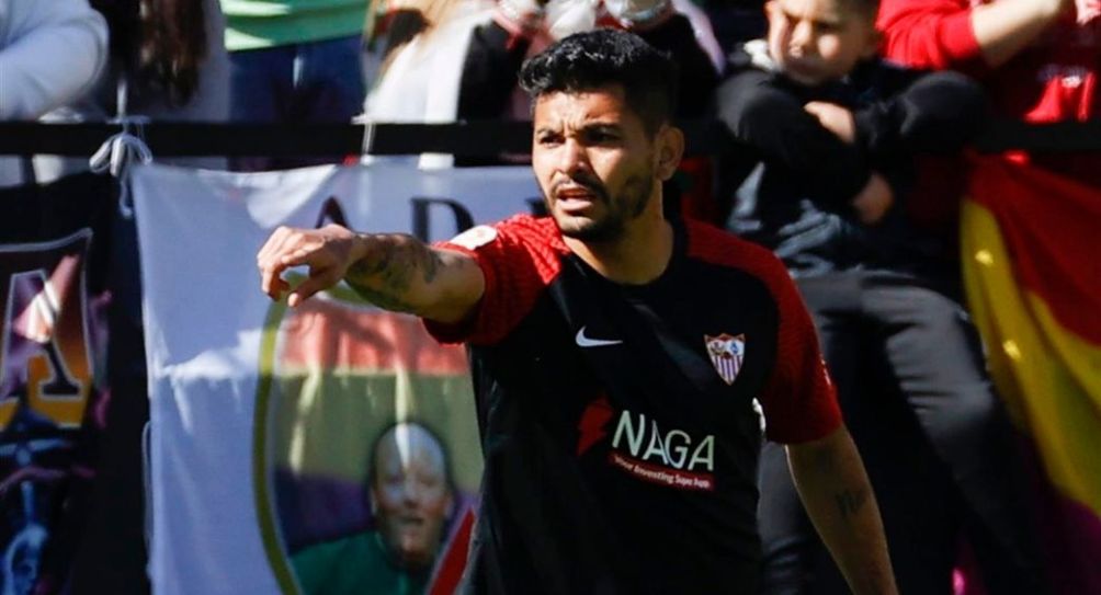 Tecatito Corona durante un partido del Sevilla