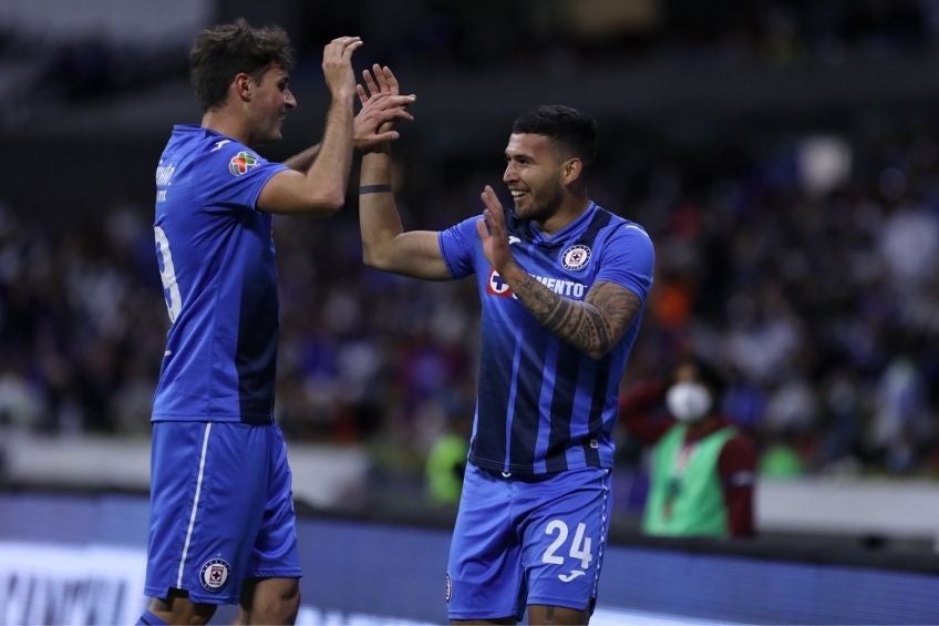 Juan Escobar y Santiago Giménez festejando un gol