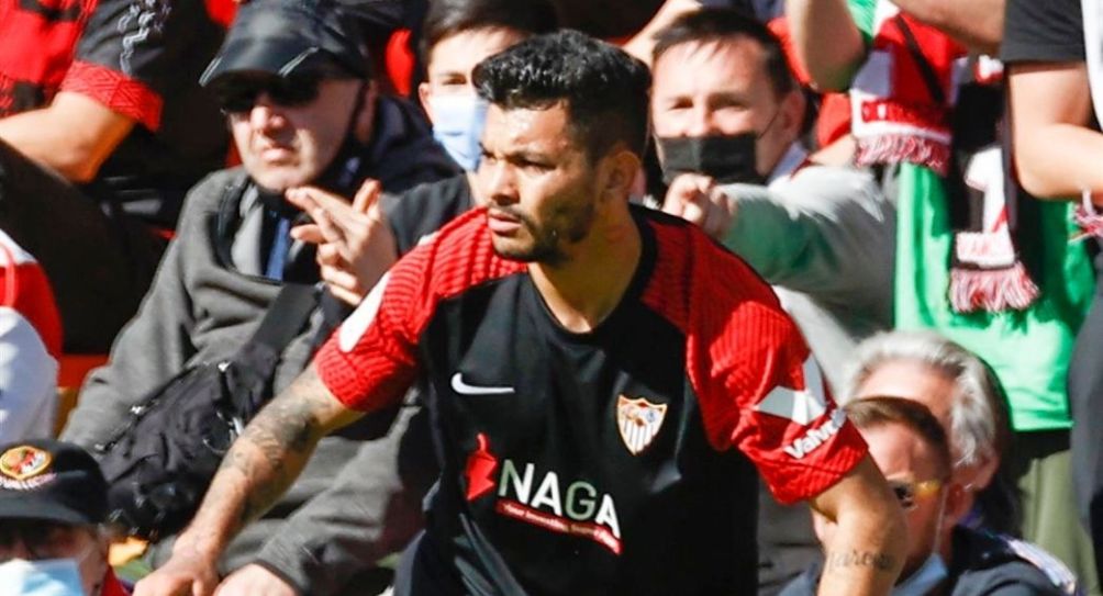 Tecatito Corona durante un partido del Sevilla