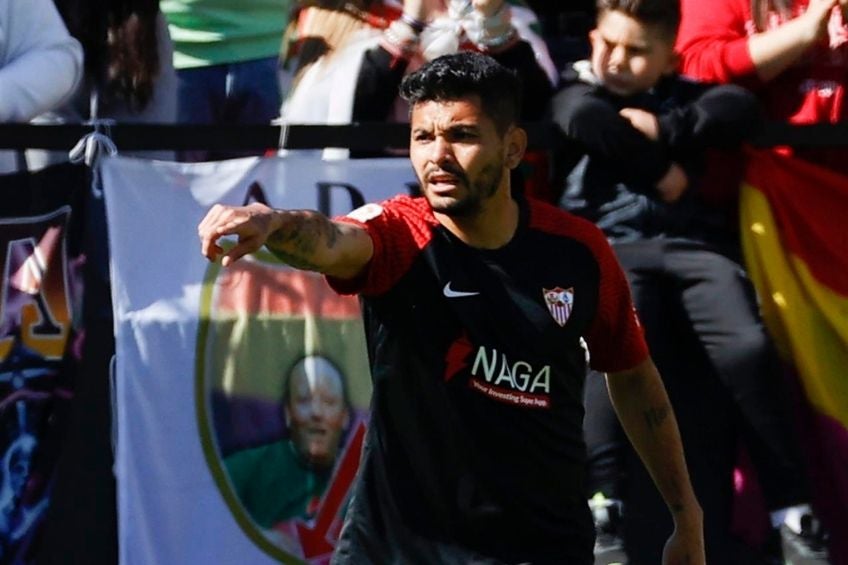 Tecatito Corona durante un partido del Sevilla