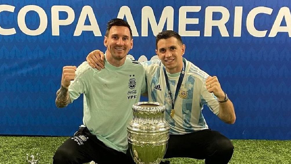 Messi y Emiliano Martínez festejando título de Copa América