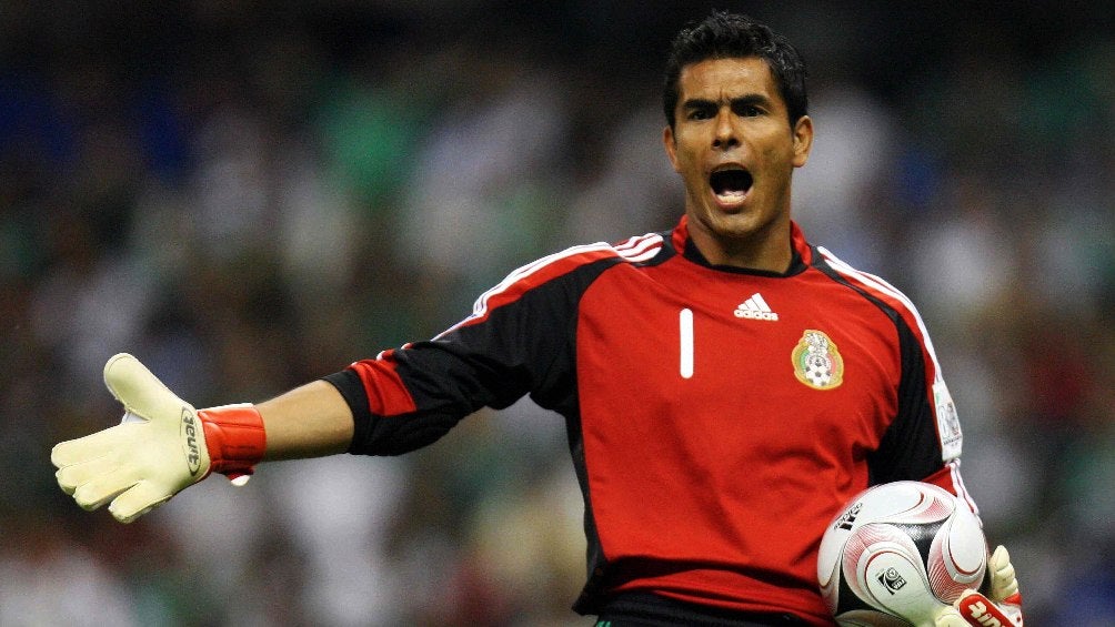 Oswaldo Sánchez jugando partido con la Selección Mexicana